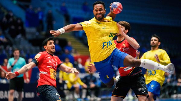 Jogador do Brasil em quadra no Mundial Masculino de Handebol de 2025 (foto: Beate Oma Dahle / NTB / AFP)