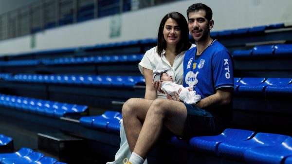 Javad, esposa Ghazaleh e a filha Kaira na Arena UniBH, ginsio do Minas (foto: Hedgard Moraes/Minas Tnis Clube)