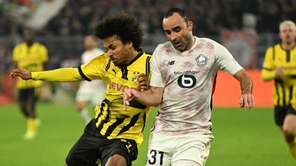 Jogadores de Borussia Dortmund e Lille em duelo pela Champions League (foto: INA FASSBENDER / AFP)