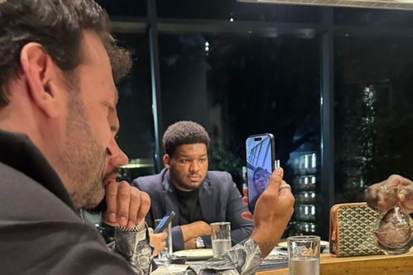 Memphis Depay publicou foto de ligao com Pogba ao lado de diretor do Corinthians (foto: Reproduo)