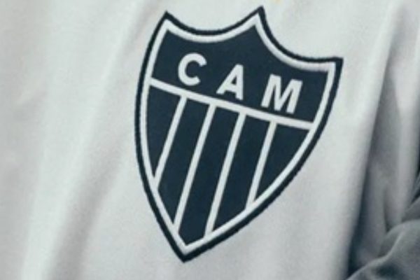 Smbolo do Atltico em camisa branca (foto: Divulgao Atltico)