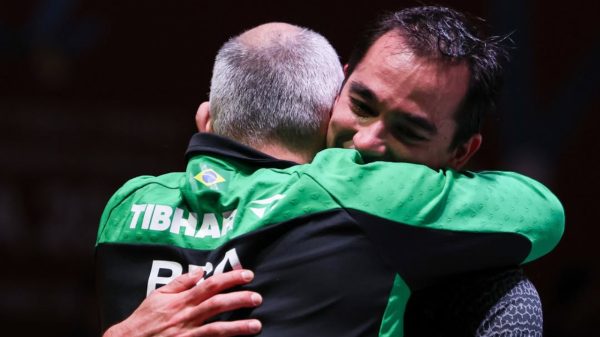 Mesatenista brasileiro, Hugo Calderano abraando o treinador (foto: Reproduo Instagram da WTT)