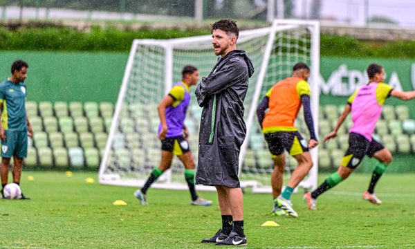 William Batista, tcnico do Amrica em treino no CT Lanna Drumond (foto: Mouro Panda/Amrica)