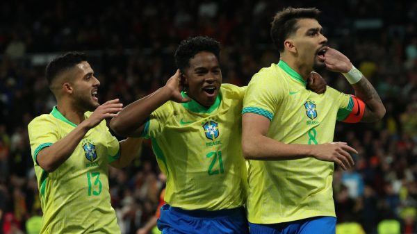 Lucas Paquet, Endrick e Yan Couto em Brasil x Espanha (foto: Pierre-Philippe MARCOU / AFP)