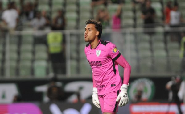 Matheus Mendes, goleiro do Amrica em jogo contra o Cruzeiro (foto: Alexandre Guzanshe/EM/D.A. Press)