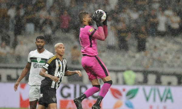 Jori, goleiro do Amrica em jogo no Mineiro (foto: Alexandre Guzanshe/EM/DA.Press)