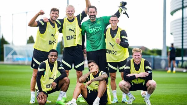 Kayky junto de Rben Dias, Haaland, Ortega, Foden, Joo Cancelo e Kevin de Bruyne em treinamento do City (foto: Reproduo Instagram)