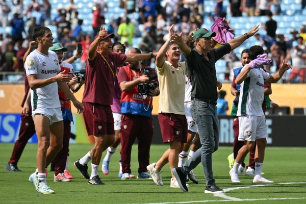 Time do Fluminense comemorando a classificao no Mundial de Clubes (foto: ANGELA WEISS / AFP)