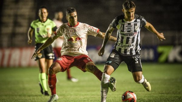 Disputa de bola no duelo entre Inter de Limeira e Red Bull Bragantino pelo Paulista (foto: Ari Ferreira/Red Bull Bragantino.)