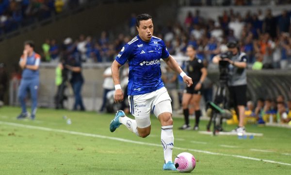 Marlon, lateral do Cruzeiro em jogo do Brasileiro (foto: Ramon Lisboa/EM D.A Press)