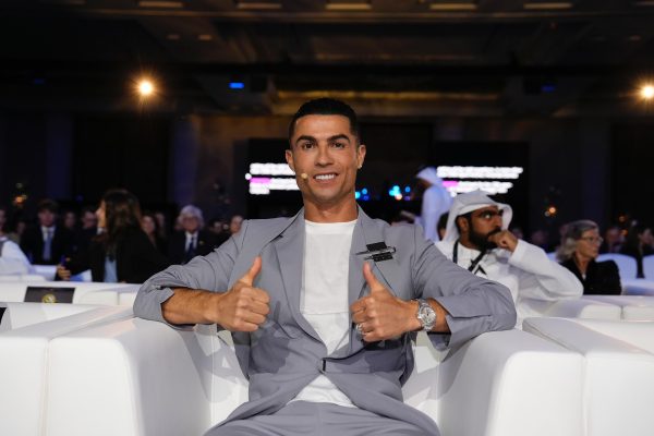 Cristiano Ronaldo posa para foto (foto: Divulgao / 
Globe Soccer Awards)