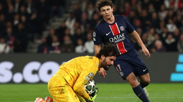 Alisson foi decisivo em vitria sobre o PSG na Champions (foto: Christine POUJOULAT / AFP)