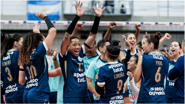 Comemorao do time feminino de vlei do Alianza Lima (foto: Hedgard Moraes/Minas Tnis Clube)