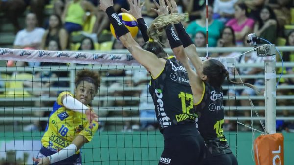 Jogo entre Brusque e Praia Clube pela 21 rodada da Superliga Feminina de Vlei (foto: Daniel Mafra 
)