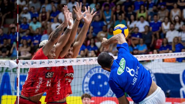 Oposto do Cruzeiro, Wallace em jogada diante do Bauru, pela Superliga (foto: Agncia i7/ Cruzeiro)