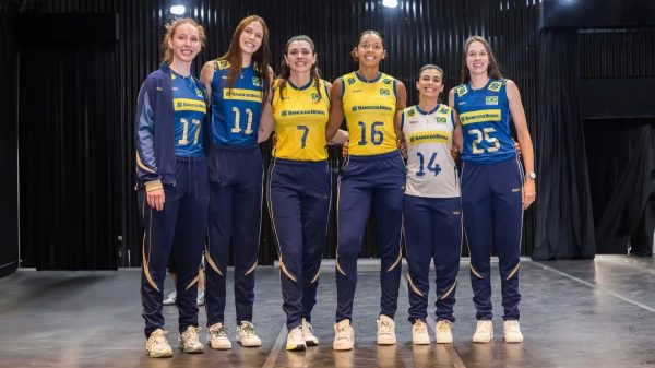 Jogadores da Seleo Brasileira Feminina de Vlei com os novos uniformes (foto: Divulgao CBV)