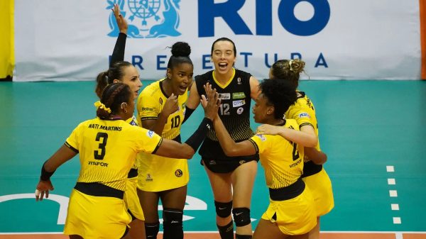 Jogadoras do Sorocaba comemoram ponto contra o Tijuca, na final da Superliga B Feminina de Vlei (foto: Maurcio Val/FV Imagem/CBV)