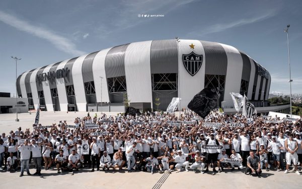 Membros de organizada do Atltico-MG na esplanada da Arena MRV (foto: Divulgao/Atltico)