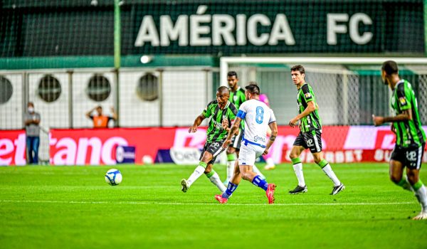 Lance do jogo entre Amrica e Ava (foto: Mouro Panda / Amrica)