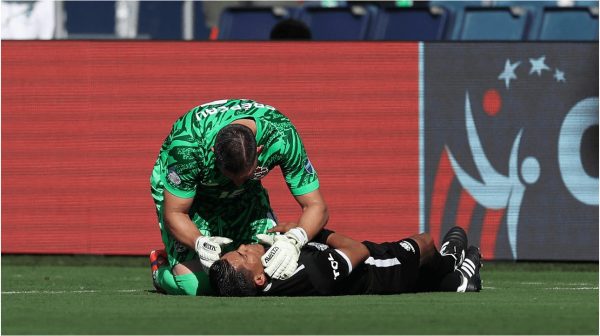 Assistente passou mal durante jogo entre Peru x Canad (foto: Jamie Squire / AFP)