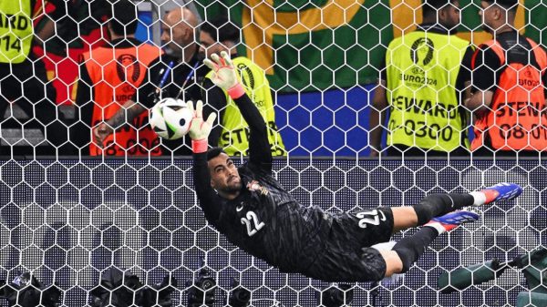 Diogo Costa defendendo um pnalti (foto: AFP)