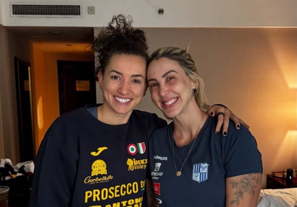 Gabi Guimares e Pri Daroit em reencontro na China (foto: Instagram/Reproduo)