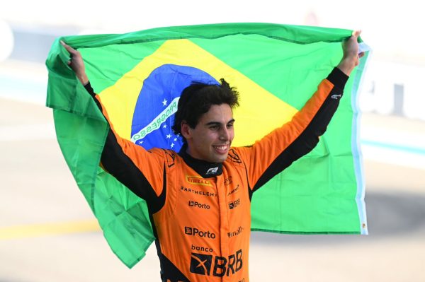 Gabriel Bortoleto, piloto brasileiro, com bandeira do Brasil aps ttulo da Frmula 2 (foto: Frmula 2/Divulgao)