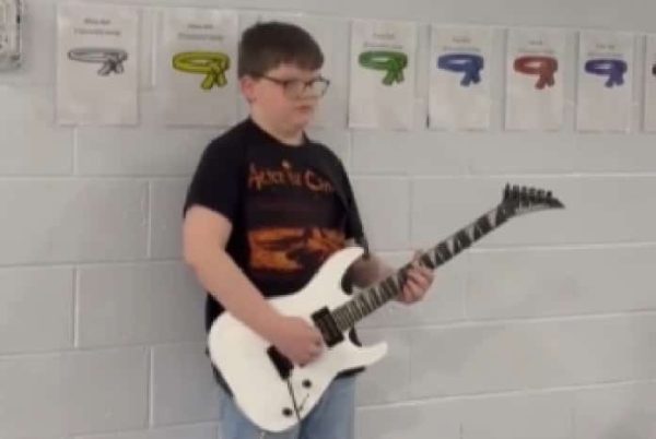 Menino de 11 anos toca guitarra