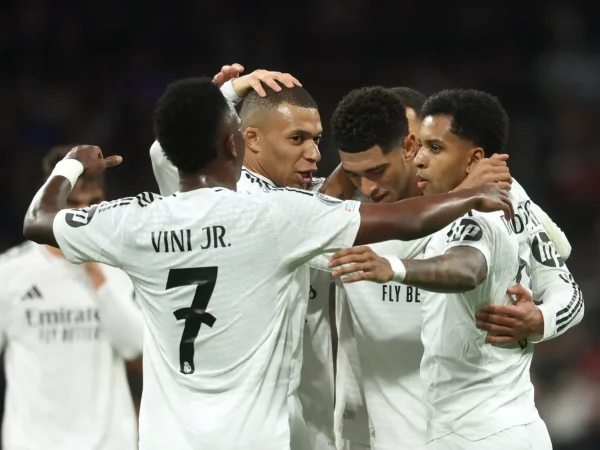 jogadores do Real Madrid comemoram (foto: Pierre-Philippe MARCOU / AFP)