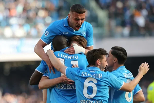 Jogadores do Napoli comemorando gol contra a Fiorentina (foto: Carlo Hermann/AFP)