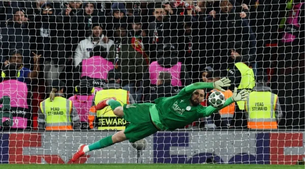 Donnarumma fez trs defesas e decidiu o duelo entre PSG e Liverpool (foto: Darren Staples / AFP)