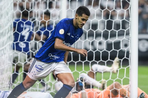 Lucas Oliveira em campo pelo Cruzeiro (foto:  Gustavo Aleixo/Cruzeiro)