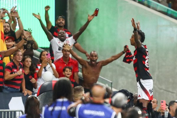 Bruno Henrique comemora gol sobre o Vasco com a torcida do Flamengo no Maracan (foto: Gilvan de Souza/Flamengo)