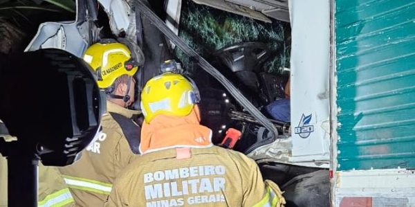 Grave acidente na BR-381 entre um veículo de carga e uma caminhonete, deixa quatro mortos