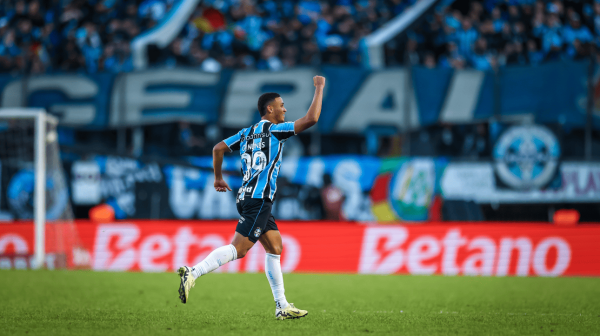 Gustavo Nunes, do Grmio, comemorando gol sobre Fluminense, pelo Brasileiro (foto: Lucas Uebel/Grmio FBPA)