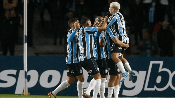 Jogadores do Grmio comemorando gol (foto: Albari Rosa/AFP)