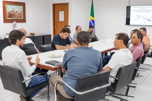 Gustavo Nunes apresenta a vereadores o Plano de Saneamento Básico