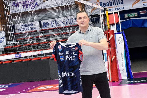Nicola Negro segurando camisa (foto: Divulgao / Reale Mutua Fenera Chieri76)