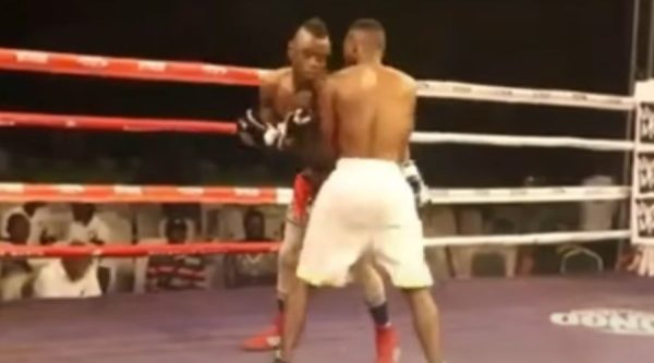 Hassan Mgaya em luta contra Paul Elias (foto: Reproduo /KAGOZI PRO TV)