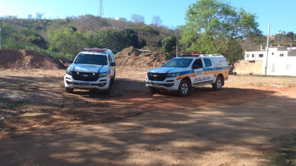 Homem é encontrado morto com revólver na mão em Padre Paraíso; outra pessoa é baleada