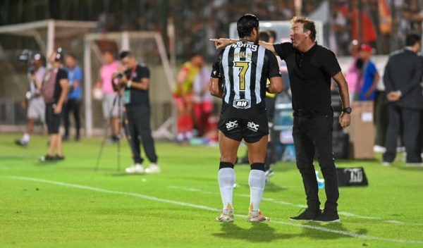 Hulk, atacante do Atltico, conversa com o tcnico Cuca (foto: Leandro Couri/EM/D.A Press)