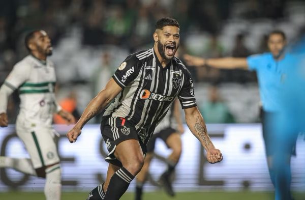 Galo vira contra o Coxa e emplaca terceira vitória seguida no Brasileiro