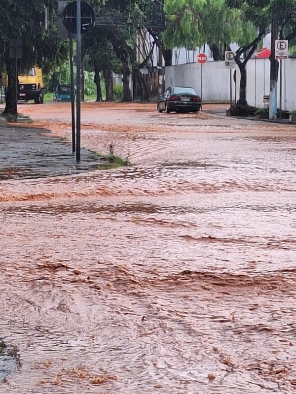 A segunda-feira foi de muita chuva no Vale do Aço. Ipatinga e Fabriciano registraram alagamentos. Veja vídeo