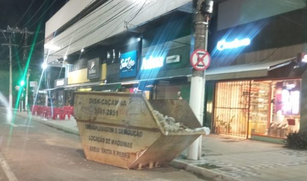 Caçamba ocupa espaço em local proibido de parar e estacionar. Cadê os Agentes de Trânsito da prefeitura?