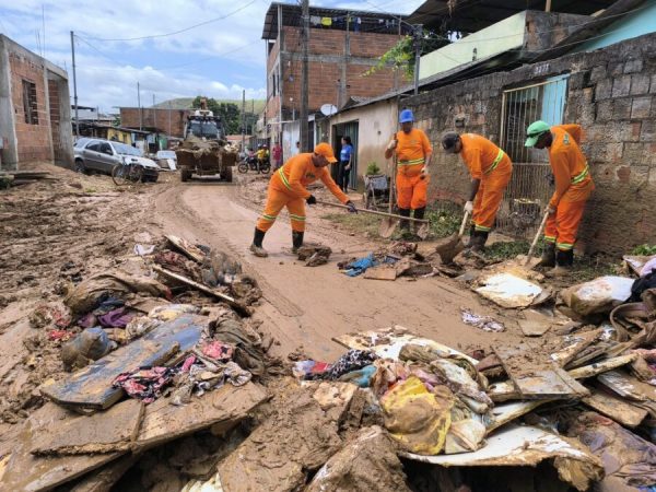 Equipes da Prefeitura de Fabriciano intensificam trabalho de limpeza por toda cidade após enchente