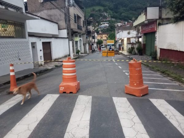 Obra da Copasa: Afundamento e abertura de buracos em remendos no asfalto, no Alvorada, em Timóteo