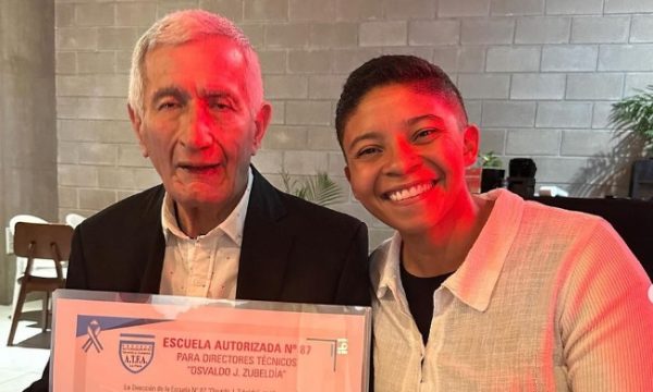 Ídolo do Estudiantes, pai de Verón assume namoro com técnica 50 anos mais jovem