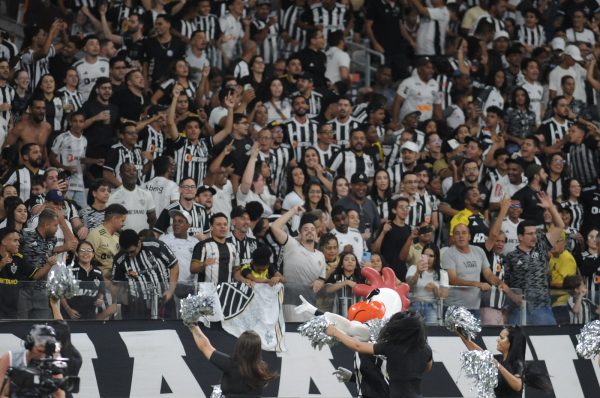 Torcedores do Atltico festejam com o Galo Doido antes de duelo contra o Athletic no Mineiro (foto: Alexandre Guzanshe/EM/D.A Press)