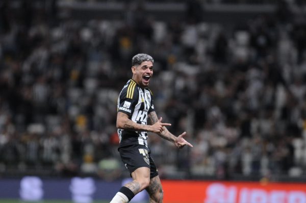 Rubens comemora gol pelo Atltico diante do Maring, na Copa do Brasil (foto: Alexandre Guzanshe/EM/D.A. Press)