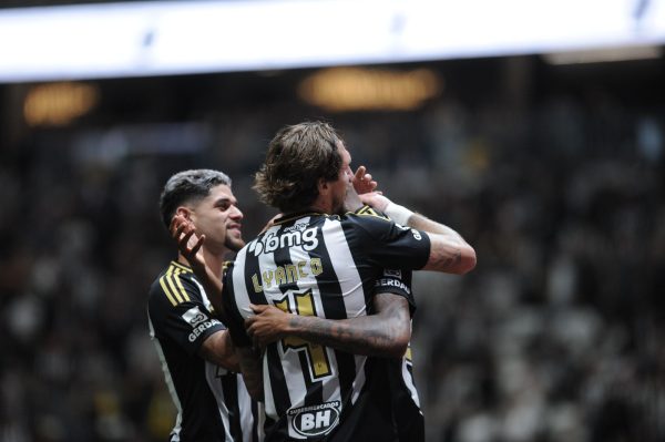 Jogadores do Atltico comemoram gol sobre o Maring (foto: Alexandre Guzanshe/EM/D.A. Press)